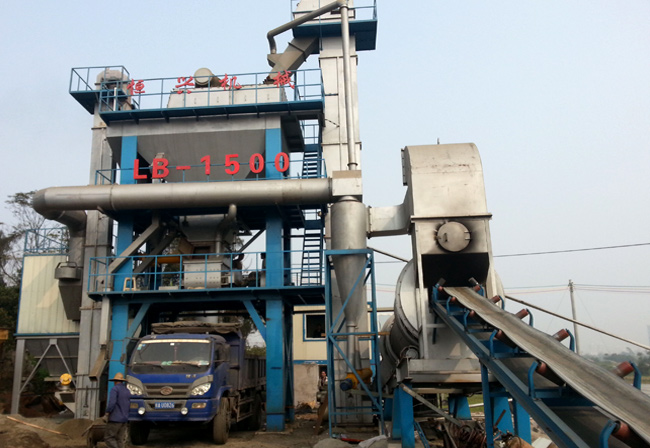海南(nán)lb-1500瀝青混凝(níng)土攪拌站設備現場